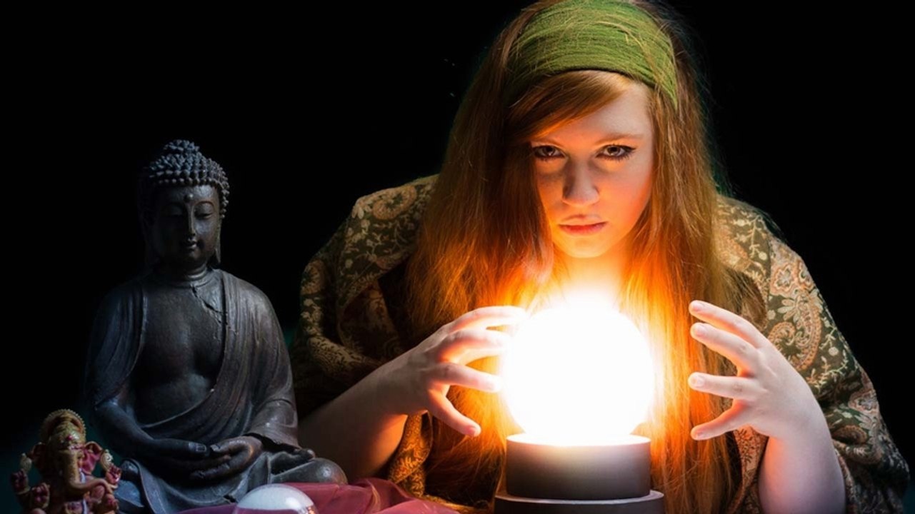 Die Astro-Fee sagt euch die Zukunft voraus!