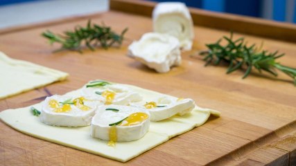 Sandwichmaker deluxe! Blätterteig mit Ziegenkäse, Honig & Rosmarin