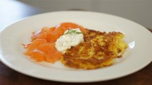 Knusprig und sooo gut: Kartoffelpuffer-Rezept mit Lachs