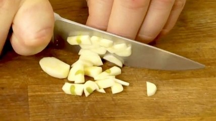 Knoblauch pressen mit Video Anleitung