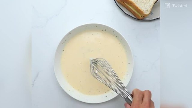 Esta forma de hacer hamburguesas nos ha dejado boquiabiertas...