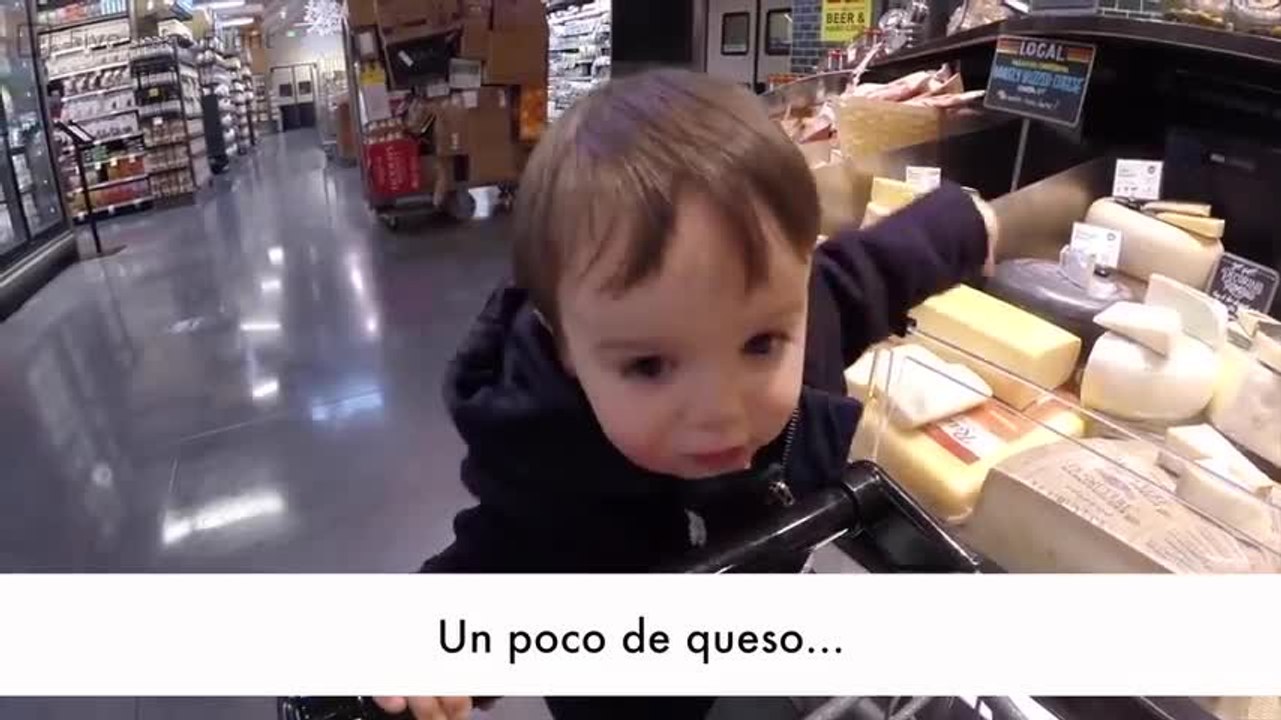 Creo que nunca verás a un niño más mono haciendo la compra