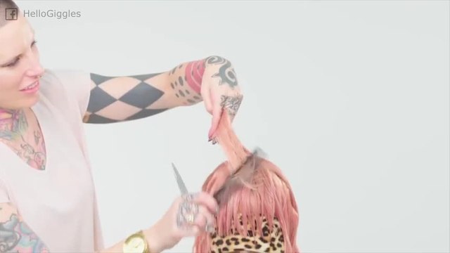 Look sorpresa: ¡se pone en manos de una peluquera con los ojos vendados!