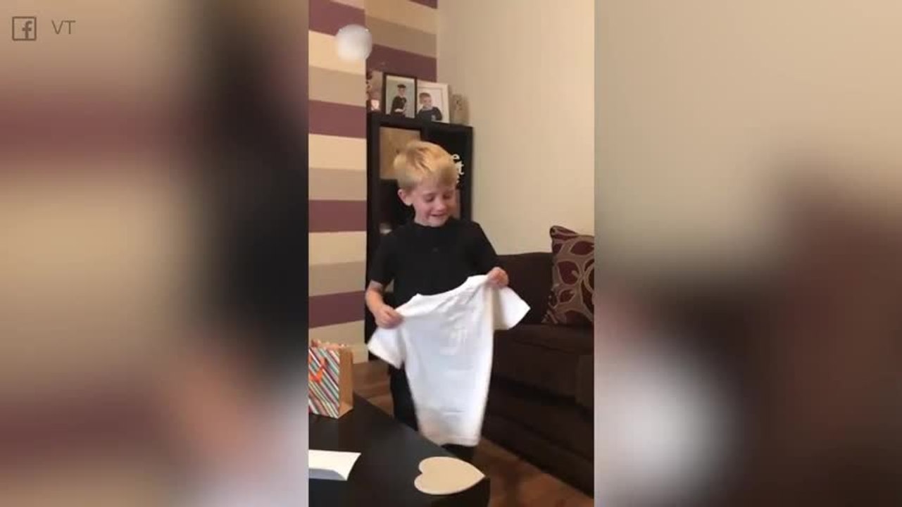 El regalo de su madre a este peque, le deja sin palabras...