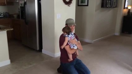 ¡Mira el recibimiento de esta canija a su padre!