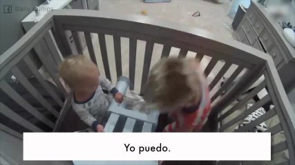 Sacar a su hermano de la cuna, ¡una misión posible para este pequeñín!
