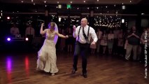 ¡Esta pareja se lo pasa en grande bailando un popurrí de música en su boda!