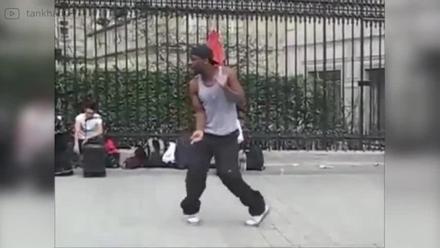 ¡Los movimientos de este chico al bailar son de otro planeta!