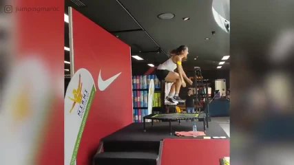 Entrenamiento de fitness en cama elástica para ponerse en forma