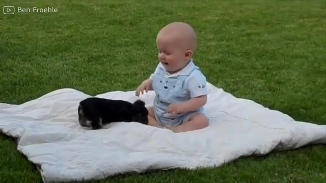 ¡Las imágenes más graciosas de un bebé y un cachorrito!