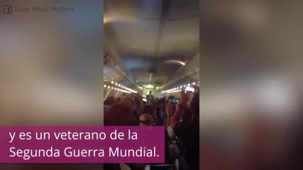 ¡Cumple 100 años en pleno vuelo y lo celebra por todo lo alto!