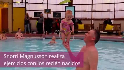 ¡Este hombre logra que los bebés se mantengan solos de pie!