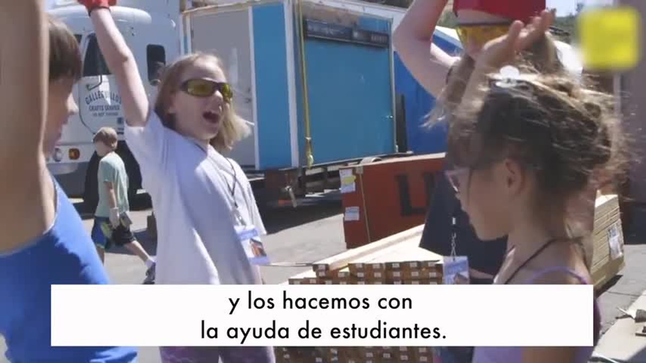 Acción solidaria: ¡este hombre construye casas para gente sin hogar!