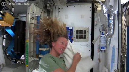 ¿Sabías cómo se lavan el pelo las astronautas en el espacio