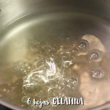 ¡Deja a todos sorprendidos con esta panna cotta con gelatina rosa!