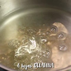 ¡Deja a todos sorprendidos con esta panna cotta con gelatina rosa!