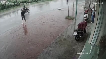 Orina delante de todos en la carretera... ¡y el karma se lo devuelve!