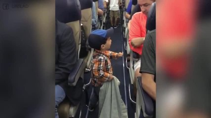 ¡Choca el puño! El saludo de este niño a todos los pasajeros