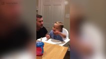 ¡Este pequeñín se vuelve loco con el beatbox de su papá!