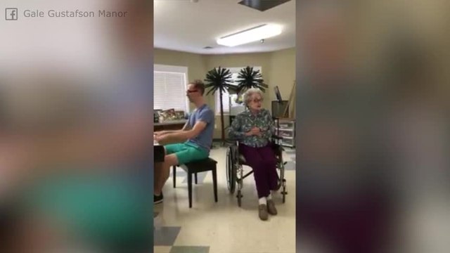 ¡Esta anciana enamora a todos cantando Somewhere Over The Rainbow !