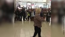 ¡Esta pareja de mayores baila en pleno centro comercial!
