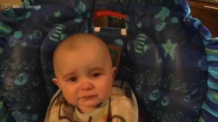 Conmovedor: ¡este bebé se emociona al escuchar cantar a su mamá!