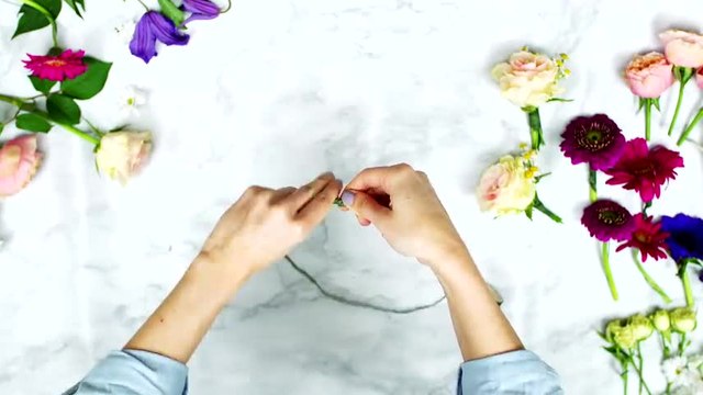 Accesorios DIY: cómo hacer una corona de flores paso a paso
