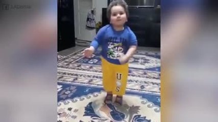 Ritmo árabe: ¡este pequeñín sí que sabe cómo moverse!