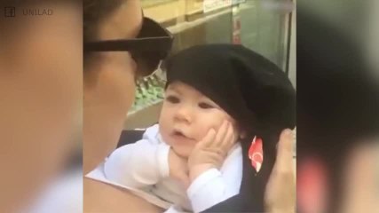 ¡Este bebé está embelesado con su mamá!