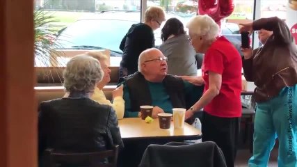 ¡44 años trabajando en McDonald's y sigue al pie del cañón!