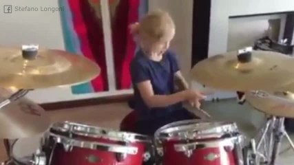 ¡Toda una maestra tocando la batería!