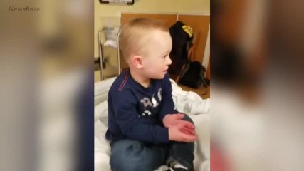 ¡Este pequeñín conoce a su hermanito pequeño por primera vez!