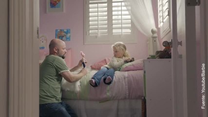¡Mattel invita a los padres a jugar a las Barbies con sus hijas!