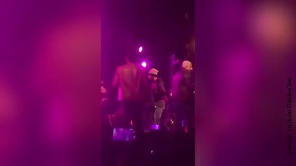 ¡Este cantante salva a una fan suya de un grupo de chicos!