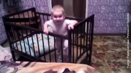 ¡Este bebé se las sabe todas para salir de la cuna!