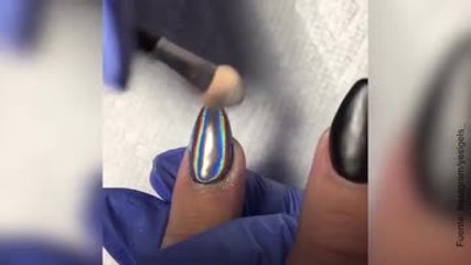 Lo último en nail art, ¡las uñas de estética galáctica!