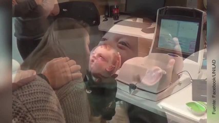 ¡¡Muy emocionante!! Este bebé escucha a sus padres por primera vez
