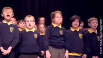 Una voz angelical: esta niña con autismo sorprende a todos cantando