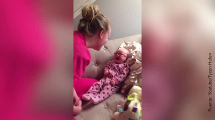 ¡A esta chiquitina ya puede ver a sus padres con claridad!