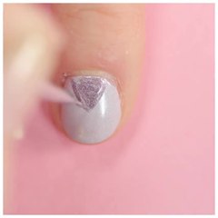 Manicura metalizada con apliques