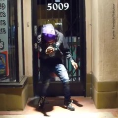 ¡Este chico se mueve como si bailase a cámara lenta!