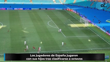 Los jugadores de España jugaron con sus hijos tras clasificarse a octavos