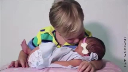 ¡6 hermanos dan su primera impresión de su nueva hermanita!