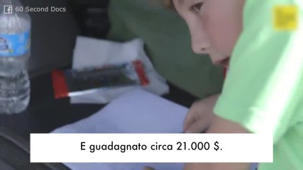 Un bambino e la sua azienda di raccolta differenziata