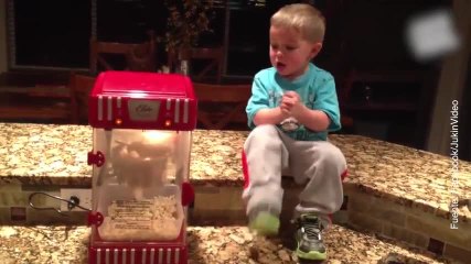¡Este pequeñín está loco de emoción por sus palomitas!