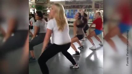 ¡Esta embarazada se mueve como pez en el agua!