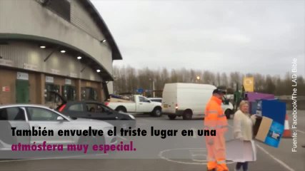 Un trabajador de un «punto limpio» toca un viejo piano