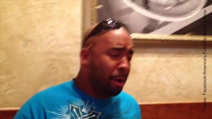 Como un niño llora este hombre al comer coliflor