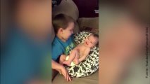 ¡Este pequeñín le canta a su hermana recién nacida!