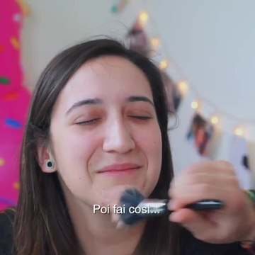 Trucco provocante fatto dal tuo migliore amico